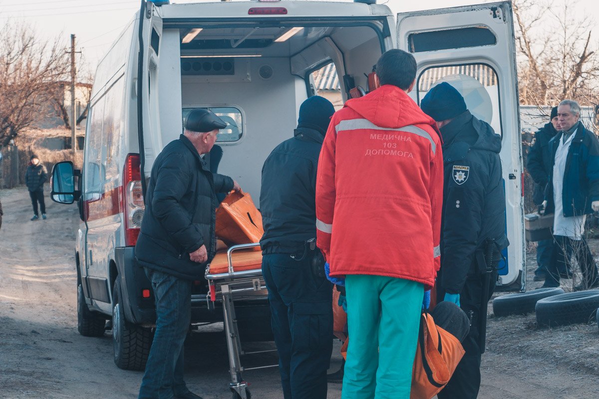 Женщинам оказывают помощь Женщинам оказывают помощь