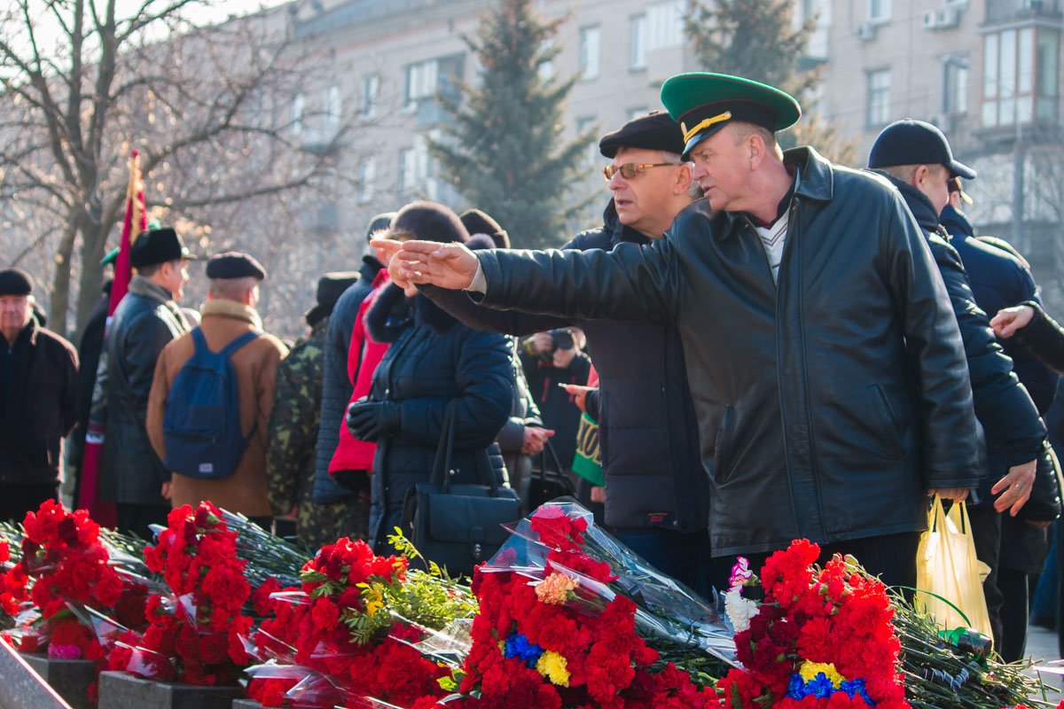 Памятник пестрит цветами Памятник пестрит цветами