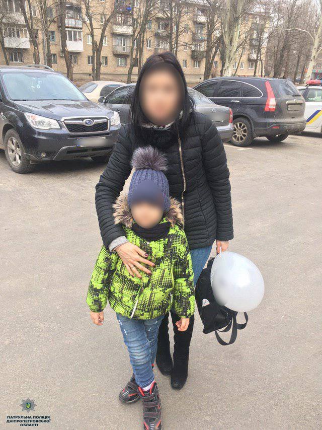 В Днепре патрульные помогли маме найти 4-летнего сына В Днепре патрульные помогли маме найти 4-летнего сына