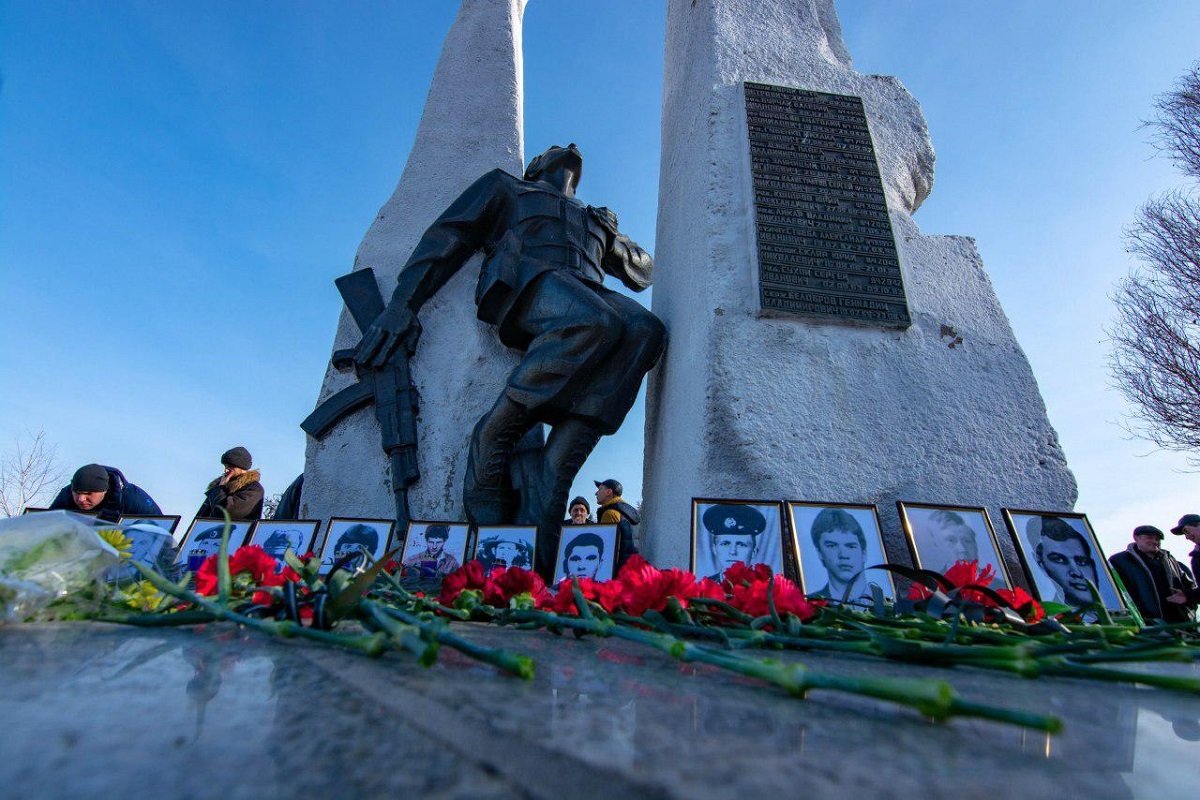 В день 30-й годовщины выведения войск из Афганистана в Каменском десятки людей собрались возле памятника воинам-афганцам