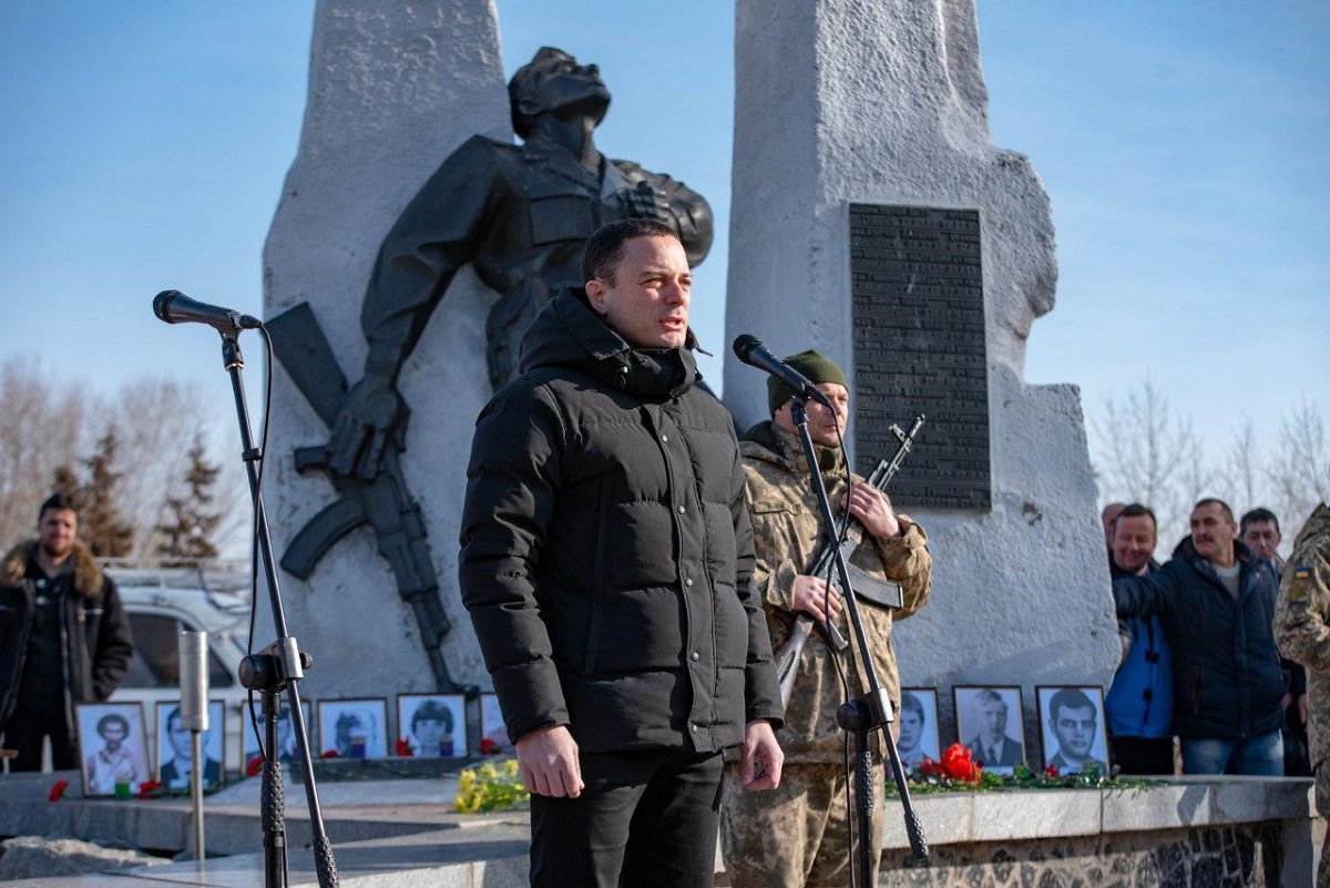Вспомнить и поблагодарить тех, кто принимал участие в боевых действиях в Афганистане, пришел и мэр Каменского Андрей Белоусов