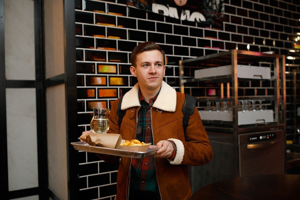 Устрицы, бургеры и сидр – по 1 евро: в Днепре открылся DOGZ&BURGERZ 2