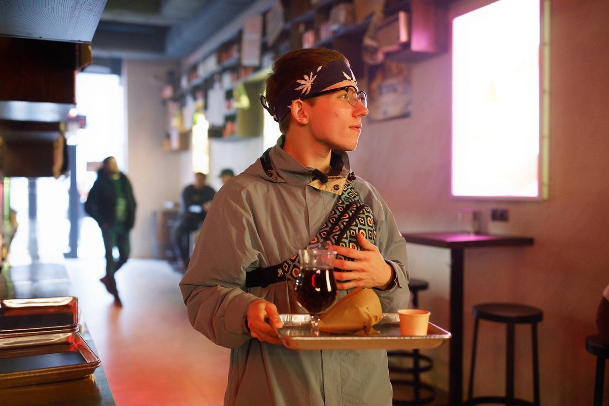 Устрицы, бургеры и сидр – по 1 евро: в Днепре открылся DOGZ&BURGERZ 3