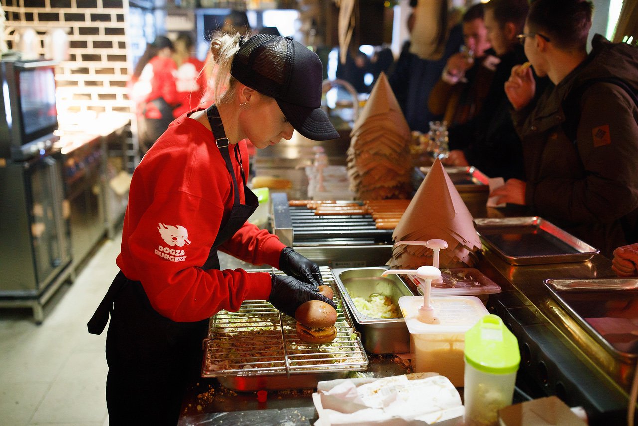 Устрицы, бургеры и сидр – по 1 евро: в Днепре открылся DOGZ&BURGERZ 7