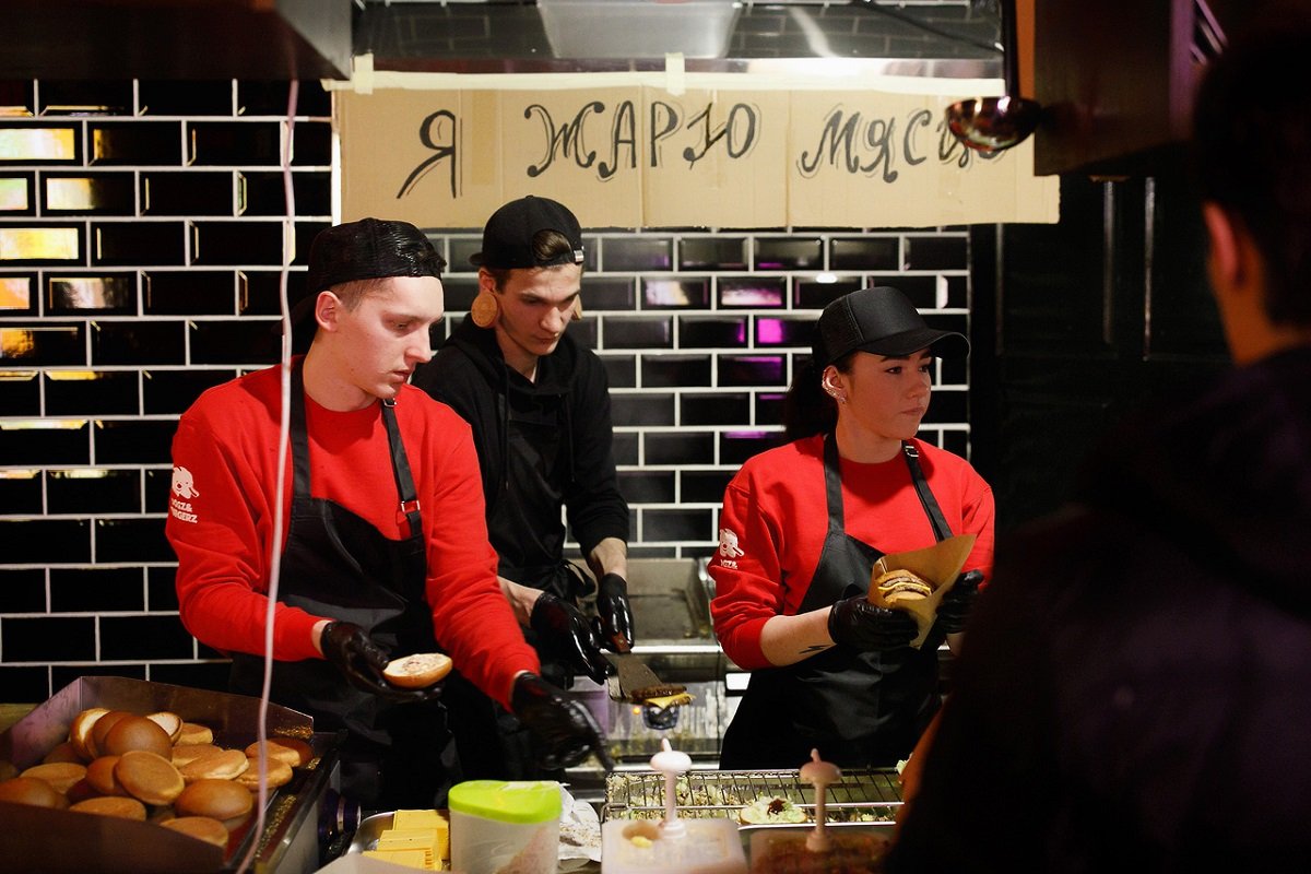 Устрицы, бургеры и сидр – по 1 евро: в Днепре открылся DOGZ&BURGERZ 8