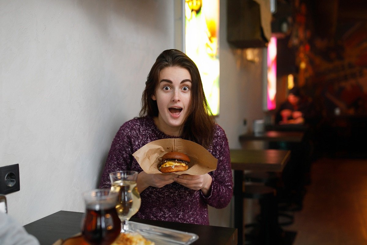 Устрицы, бургеры и сидр – по 1 евро: в Днепре открылся DOGZ&BURGERZ 9