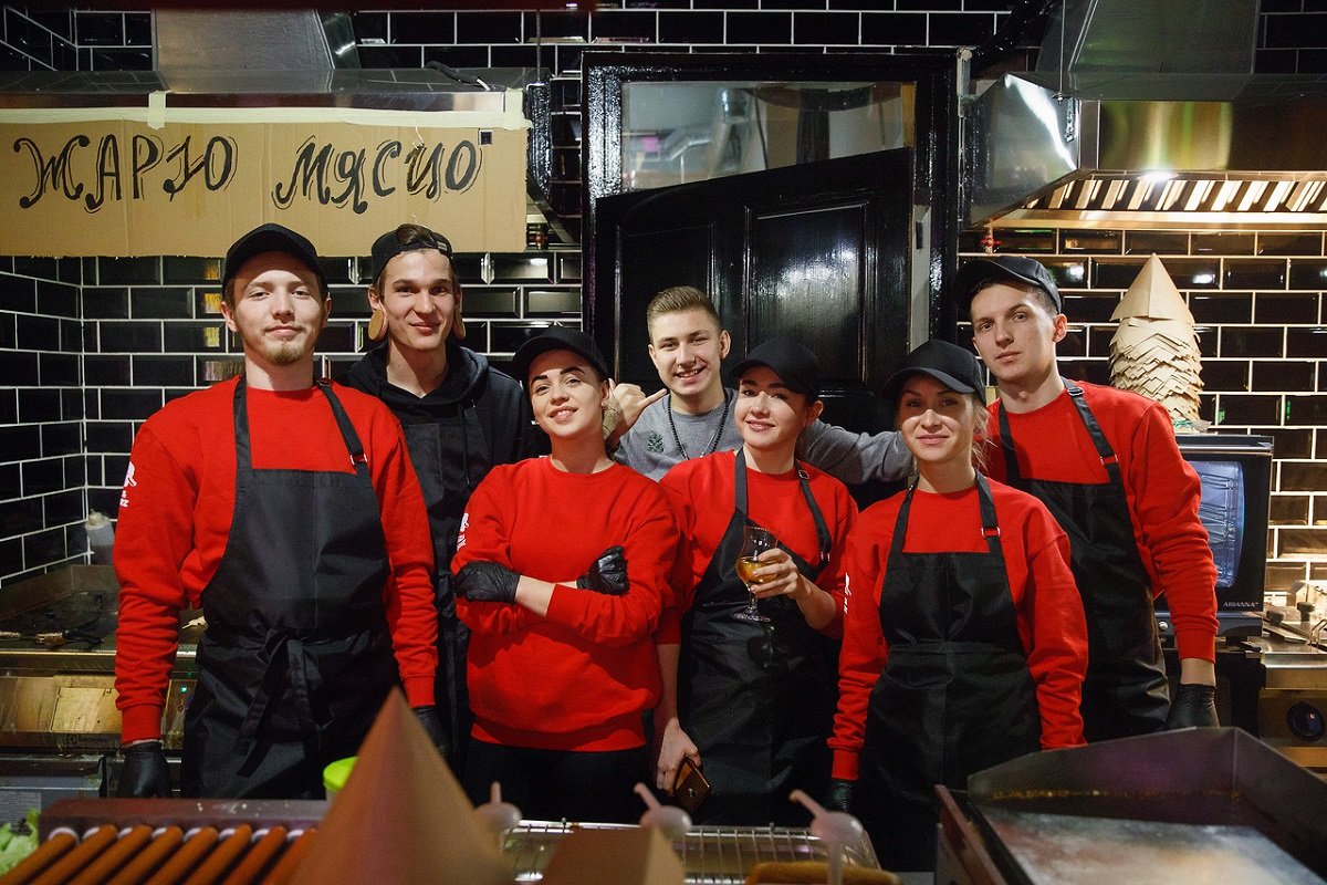 Устрицы, бургеры и сидр – по 1 евро: в Днепре открылся DOGZ&BURGERZ 10