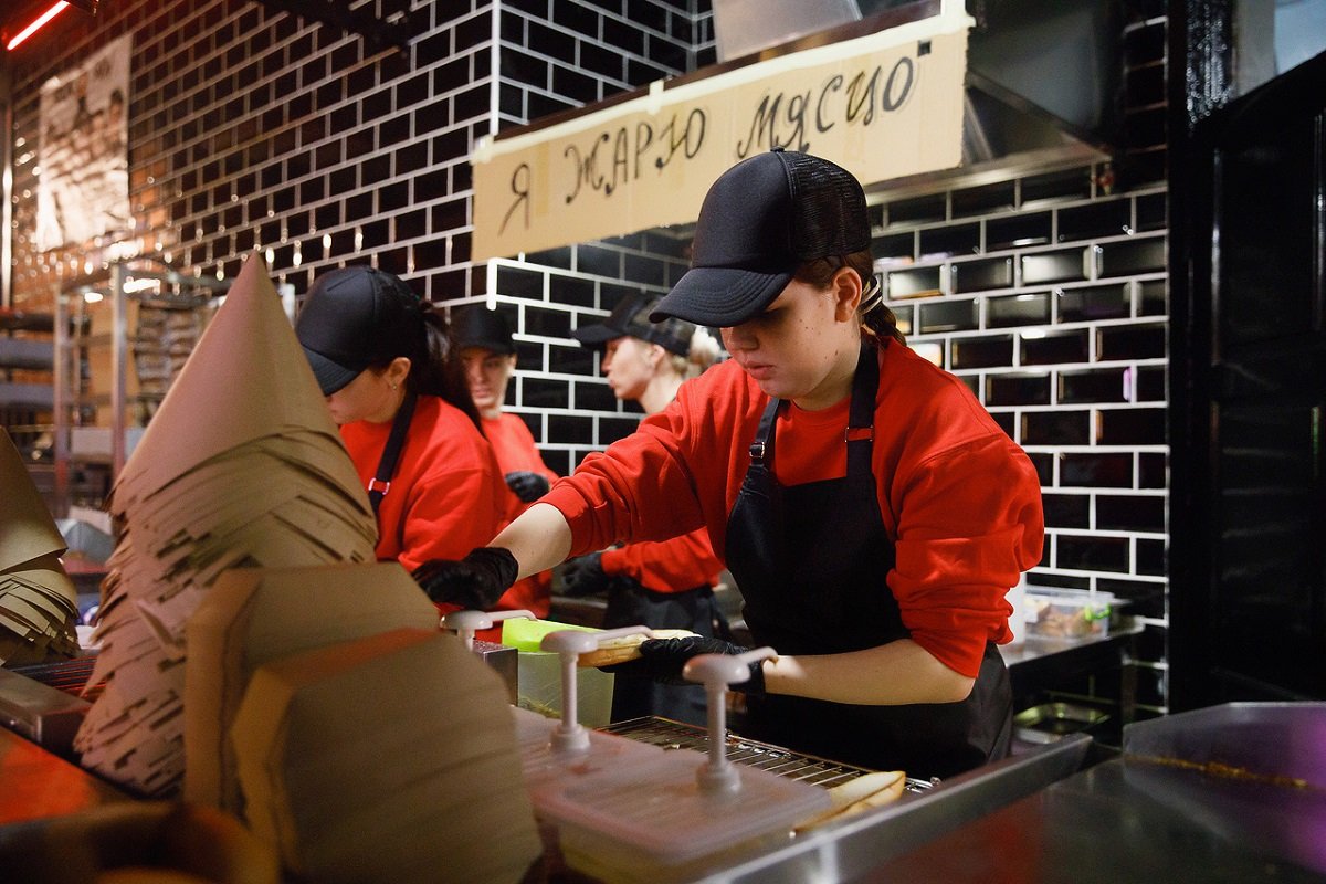 Устрицы, бургеры и сидр – по 1 евро: в Днепре открылся DOGZ&BURGERZ 11