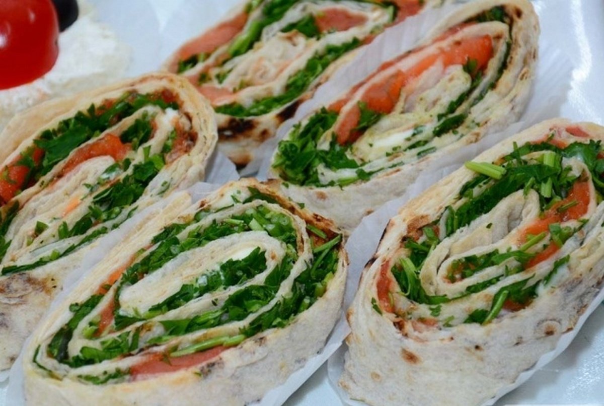 Полезные и вкусные рецепты: как приготовить рулеты с семгой в лаваше 1