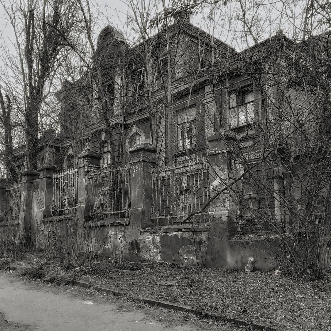 А смысл его существования вот в чем: дом знает, что он здесь — лишний. Фото: aleksazarov635 А смысл его существования вот в чем: дом знает, что он здесь — лишний. Фото: aleksazarov635