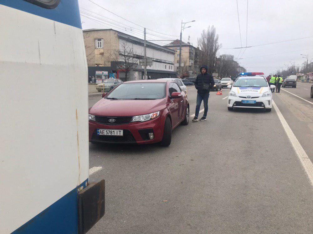 Kia ехала в нескольких метрах от троллейбуса Kia ехала в нескольких метрах от троллейбуса