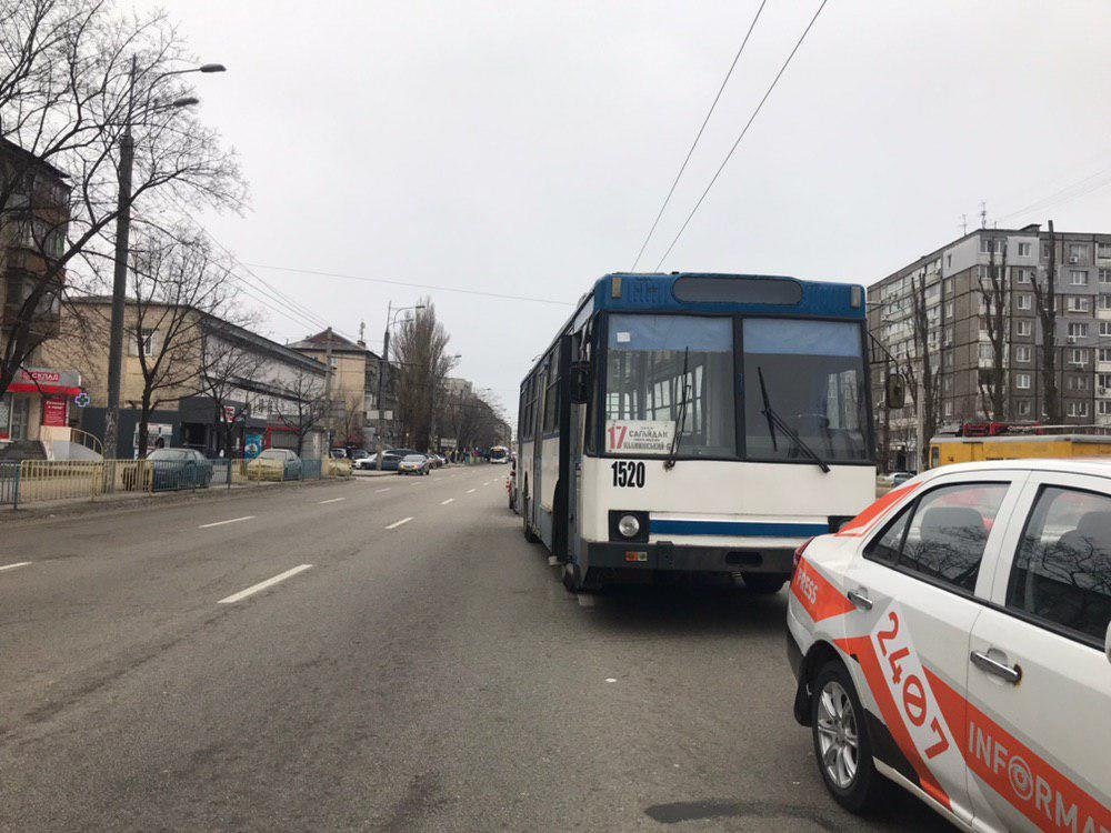 Автомобили занимают крайнюю левую полосу движения Автомобили занимают крайнюю левую полосу движения