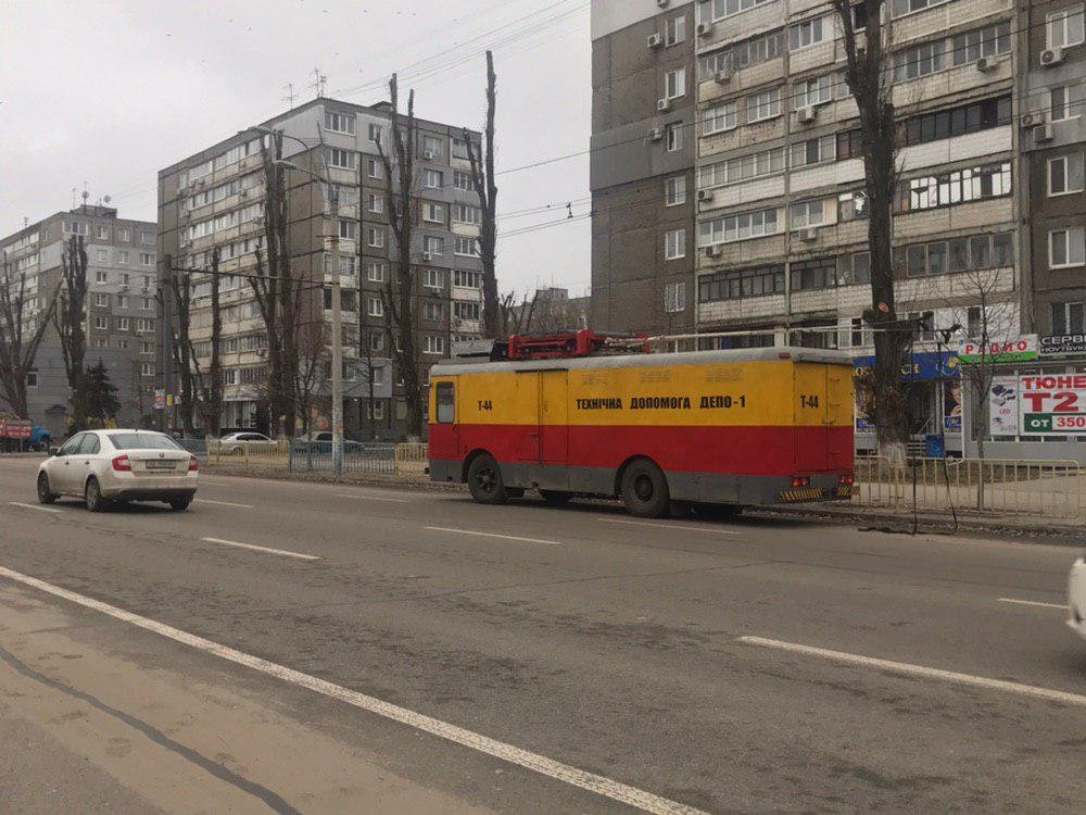 Техпомощь на месте, в скором времени поломку устранят Техпомощь на месте, в скором времени поломку устранят