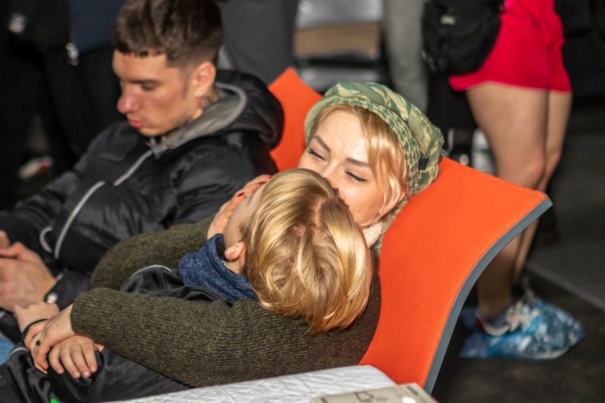 Солнечная Александра Каладжиева также поддерживала ребят