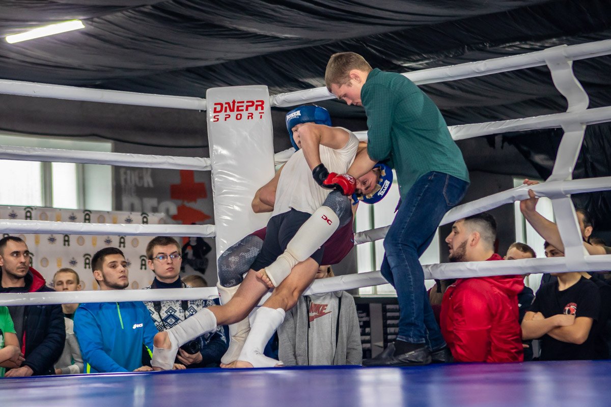 Толпа болела за ребят