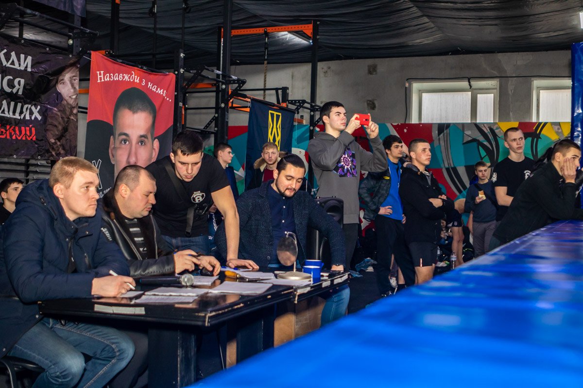 Судьи оценивали технику бойцов