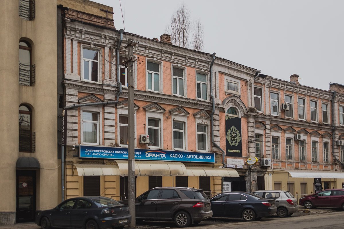 Сейчас он, словно старожила, напоминает нам о былых временах Сейчас он, словно старожила, напоминает нам о былых временах