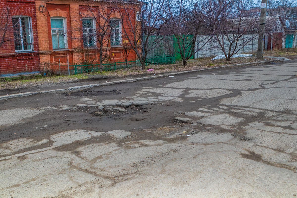 Зачем тратить деньги на лежачих полицейских, если можно просто не ремонтировать дороги? Зачем тратить деньги на лежачих полицейских, если можно просто не ремонтировать дороги?