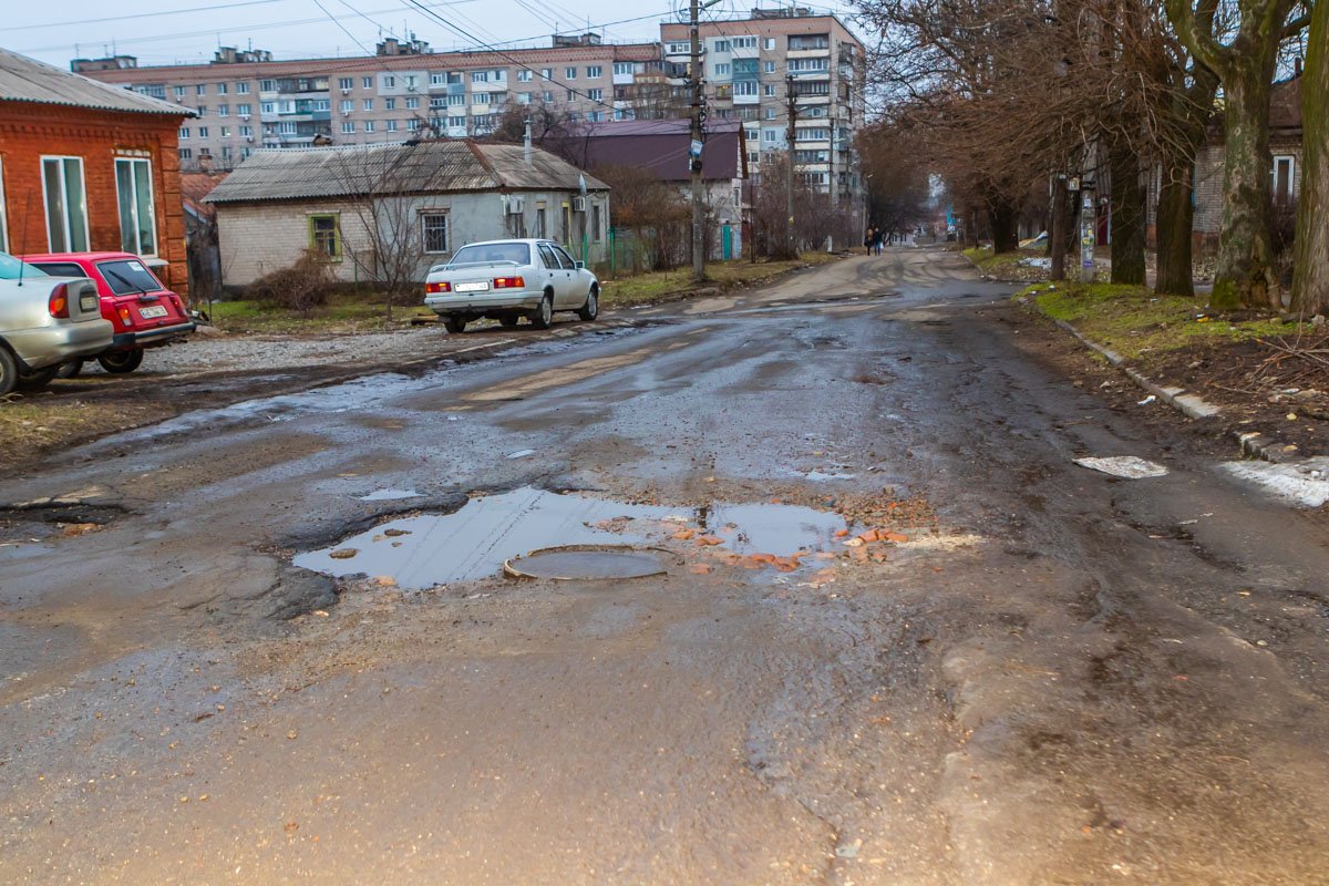 По ровным дорогам в Днепре ездят только трамваи По ровным дорогам в Днепре ездят только трамваи