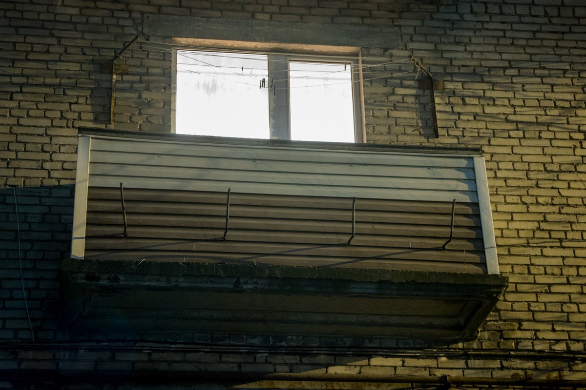 Мужчина общался с полицейскими через окно и обещал стрелять во всех, кто приблизится