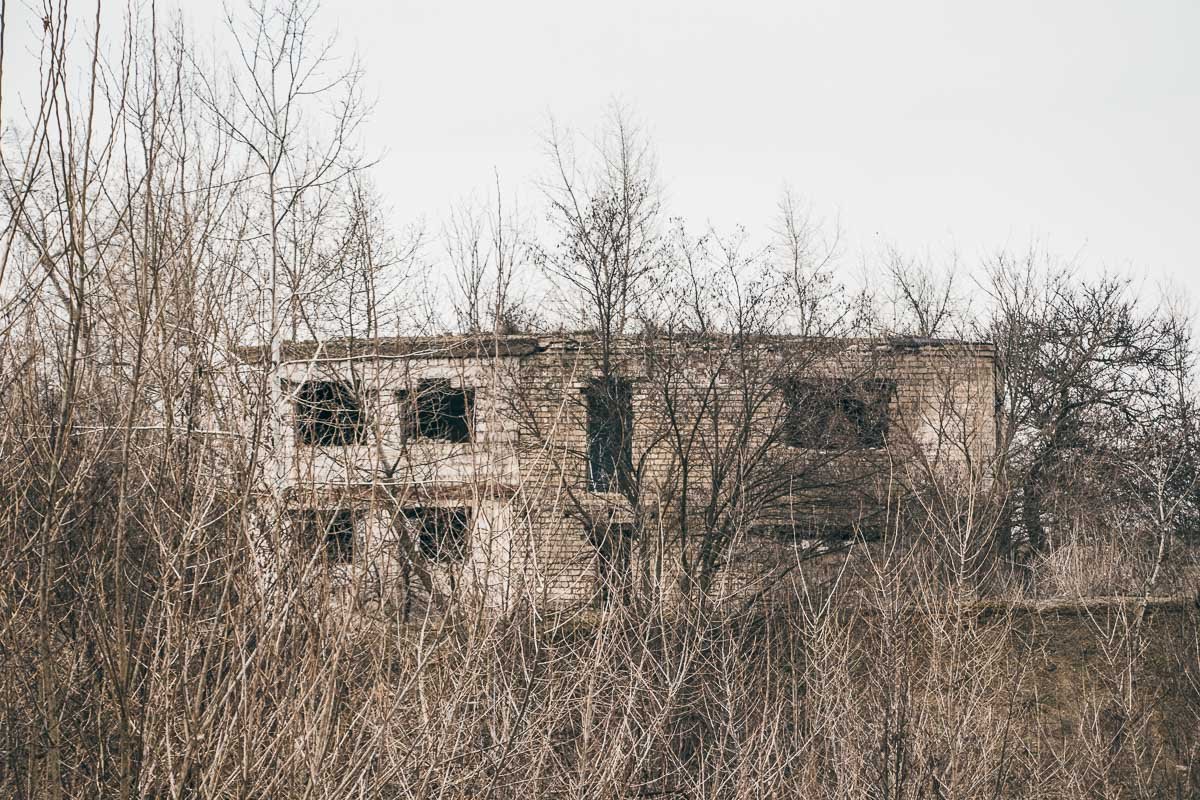 А смысл его существования вот в чем: дом знает, что он здесь — лишний А смысл его существования вот в чем: дом знает, что он здесь — лишний