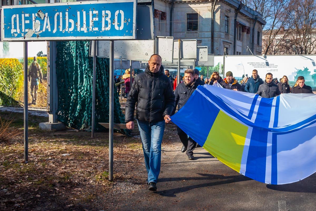 После торжественной части флаг понесли в Музей АТО После торжественной части флаг понесли в Музей АТО