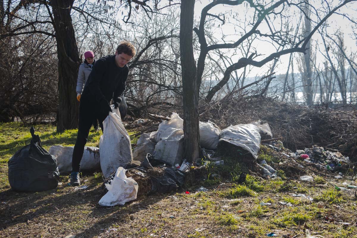 В первый день субботника ребята собрали 50 кг мусора В первый день субботника ребята собрали 50 кг мусора