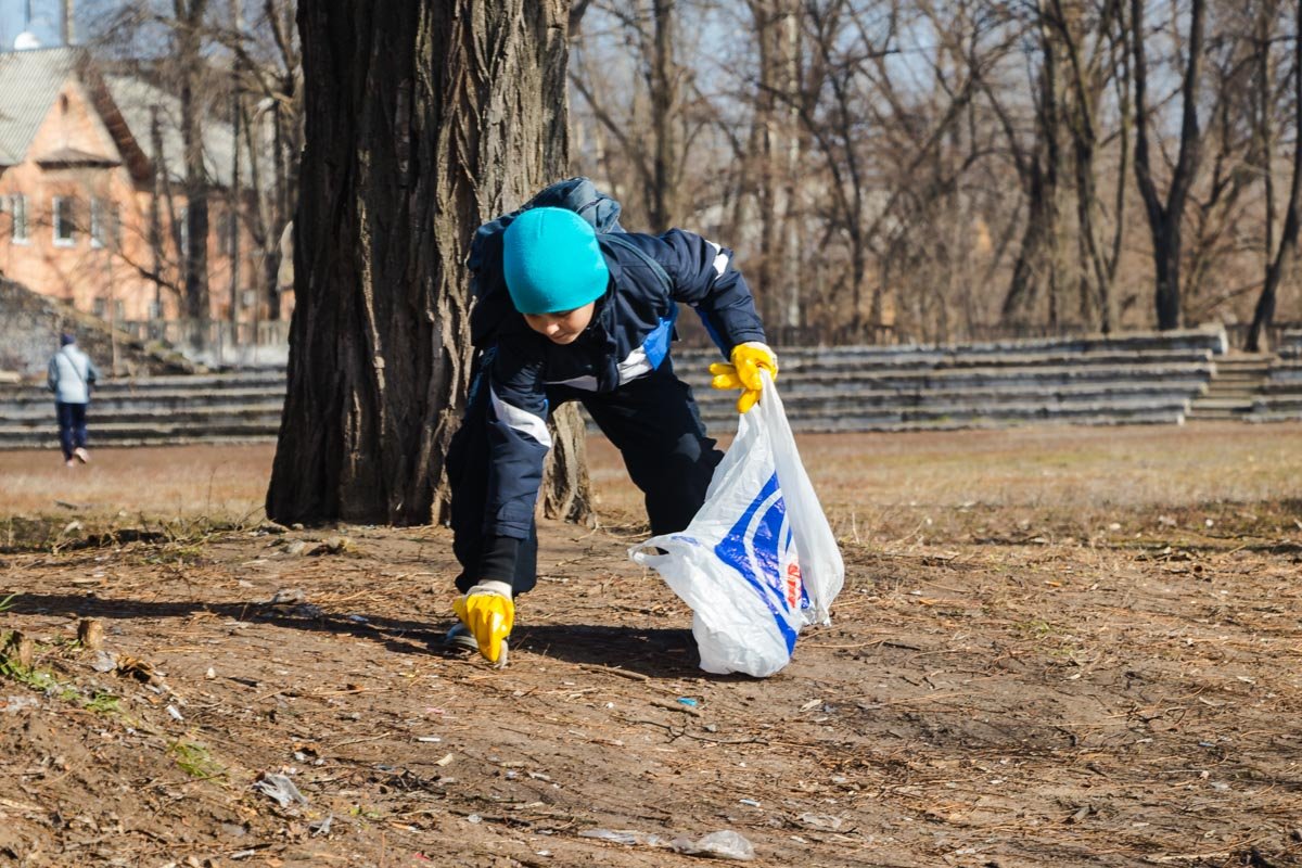 Для того, чтобы полностью убрать стадион, им понадобилось два дня. Два. Дня Для того, чтобы полностью убрать стадион, им понадобилось два дня. Два. Дня