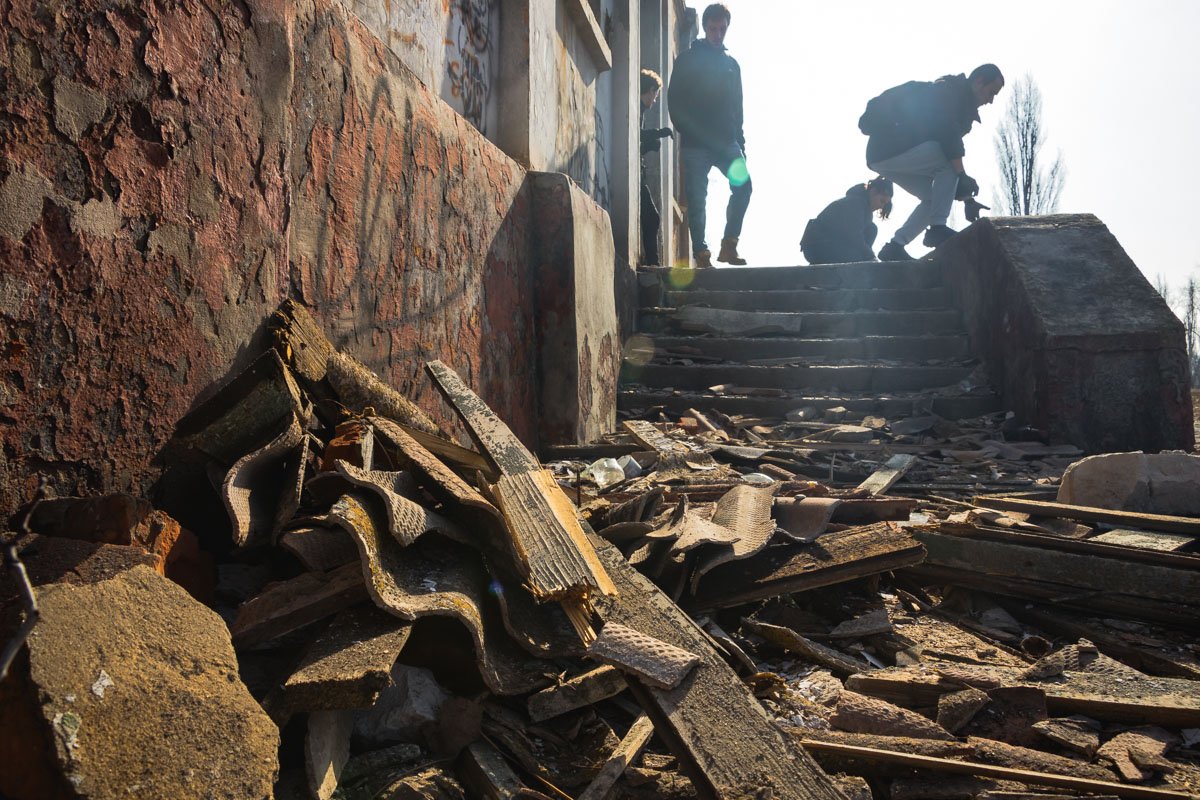Здесь много шифера, досок и всего того, что раньше было стенами и крышей Здесь много шифера, досок и всего того, что раньше было стенами и крышей