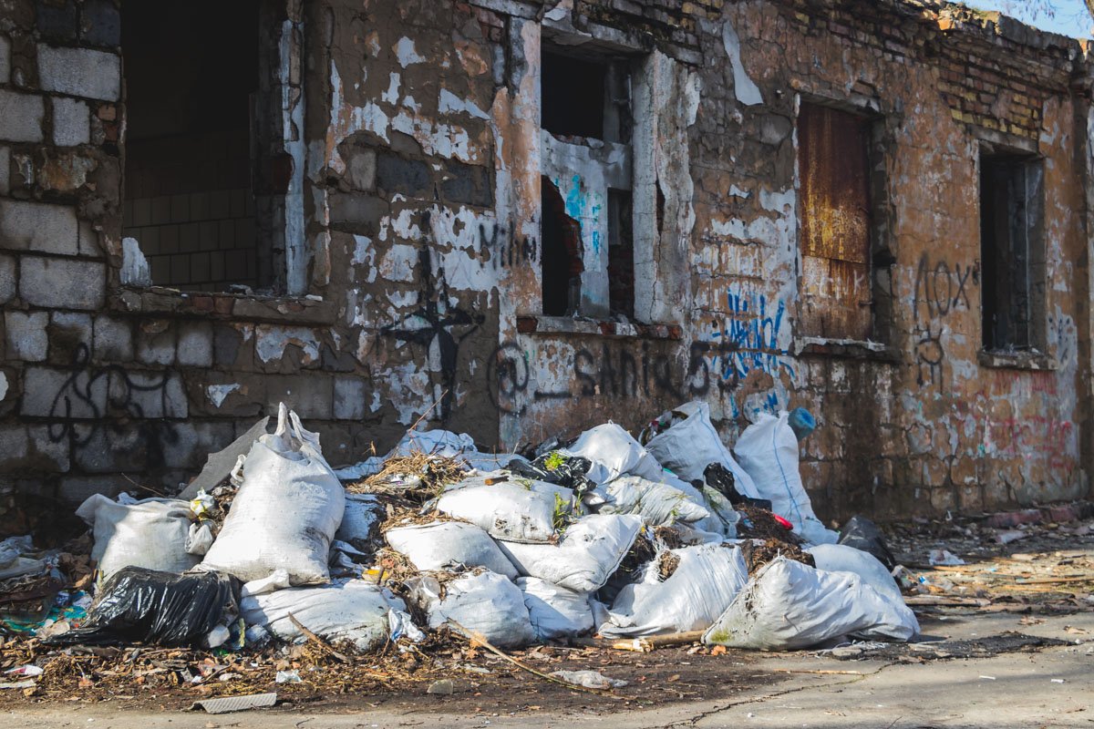 Как говорят спортсмены, им не жалко потратить несколько дней на уборку, чтобы потом заниматься на чистом стадионе Как говорят спортсмены, им не жалко потратить несколько дней на уборку, чтобы потом заниматься на чистом стадионе