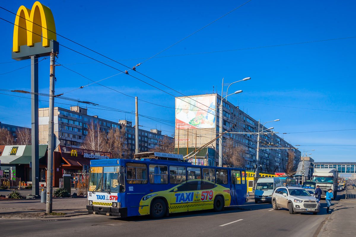 На Слобожанском проспекте, возле McDonald’s, сбили водителя троллейбуса №20