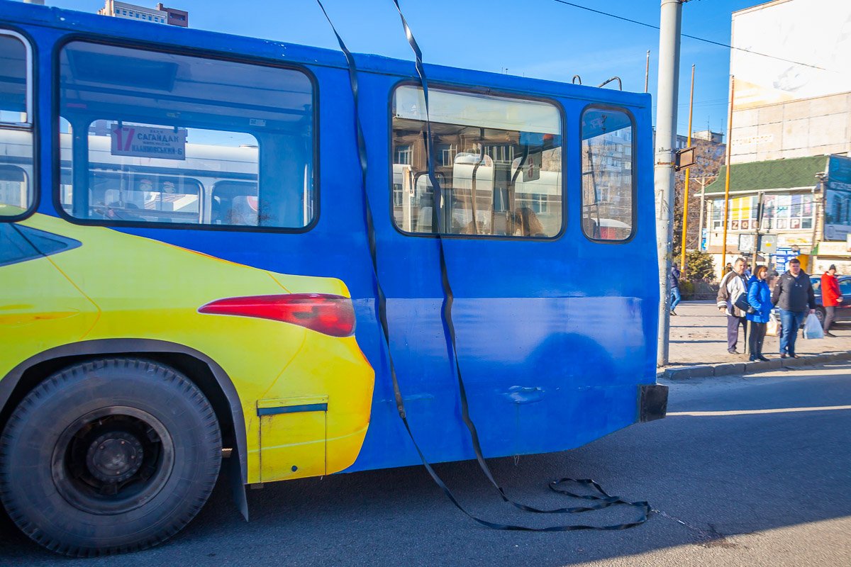 Водитель остановилась поправить штангу