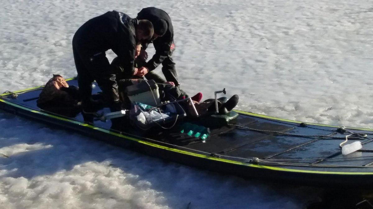 Оценив ситуацию, водолазы сразу же бросились на помощь мужчине Оценив ситуацию, водолазы сразу же бросились на помощь мужчине