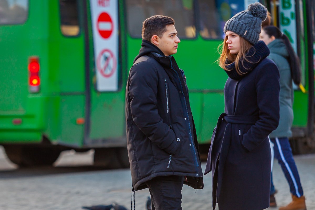 У него явно есть какие-то претензии к ее помпону У него явно есть какие-то претензии к ее помпону