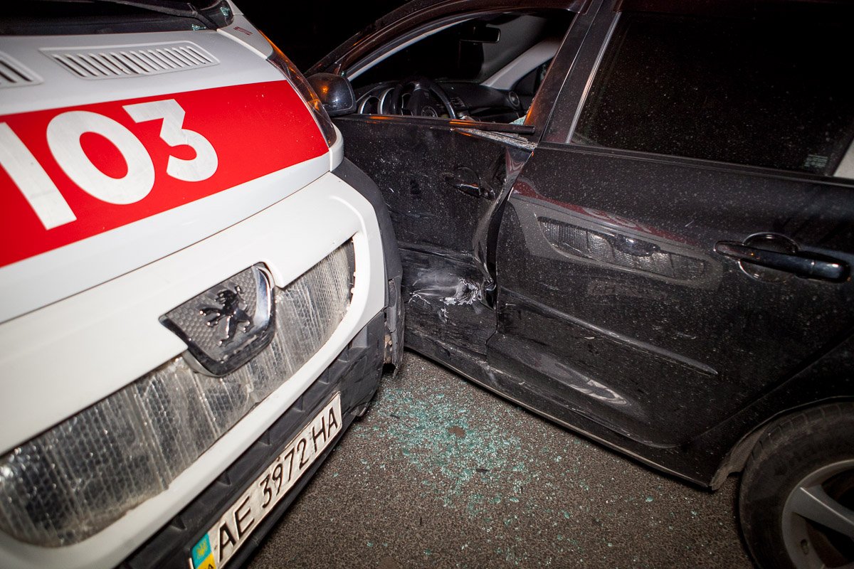 Удар пришелся на водительскую дверь иномарки