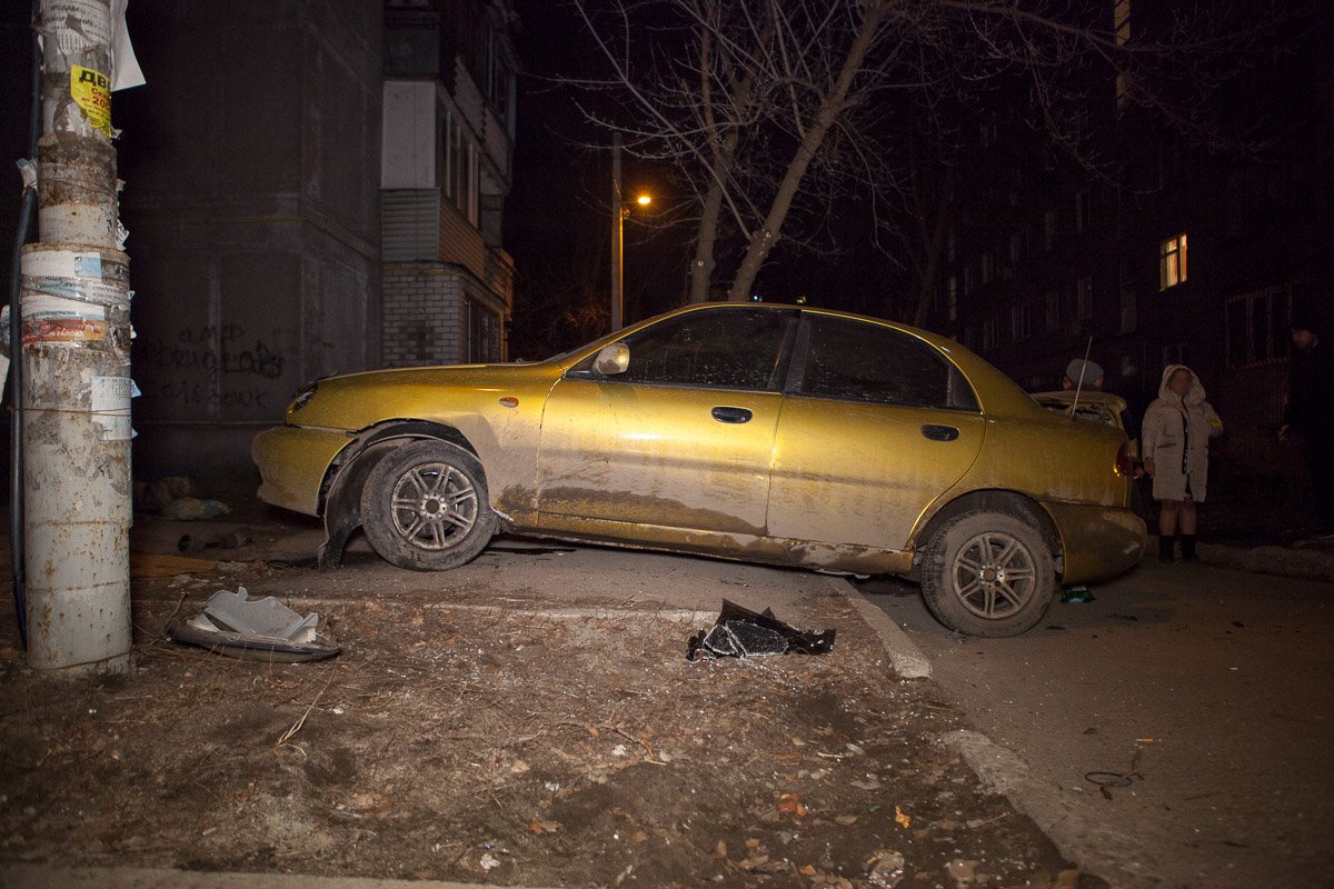 Ударившись о столб, Daewoo вылетел на тротуар