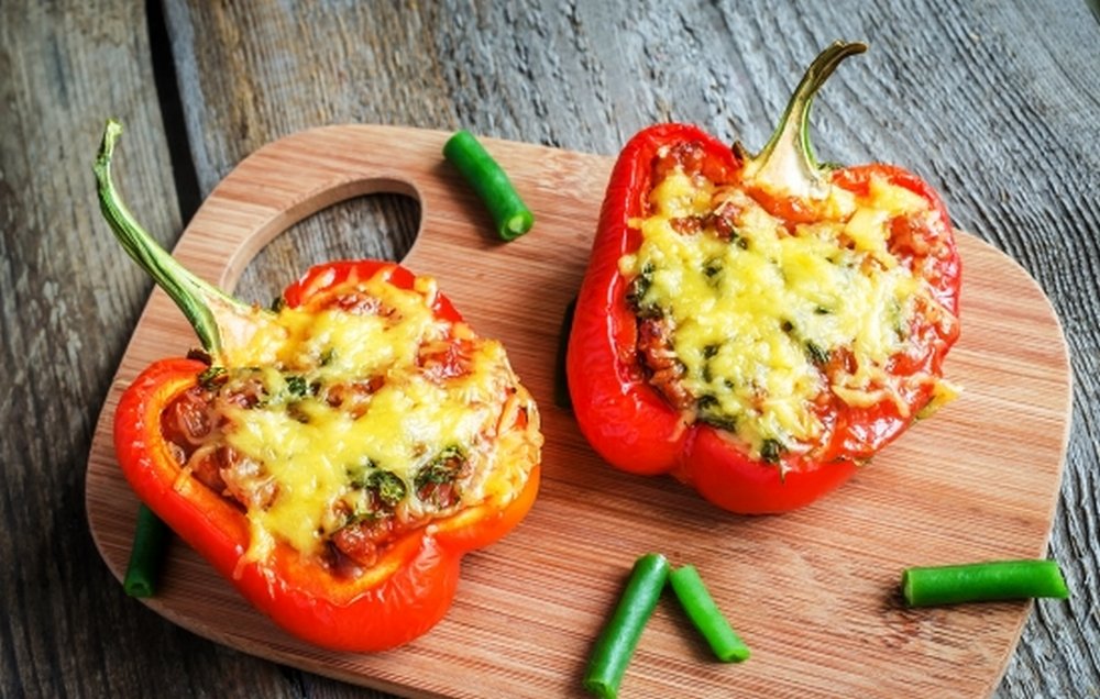 Полезные и вкусные рецепты: как приготовить перец в духовке с сыром и яйцом 1