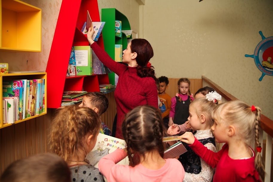 Дети сразу бросилась расставлять привезенные книги по ярким полочкам