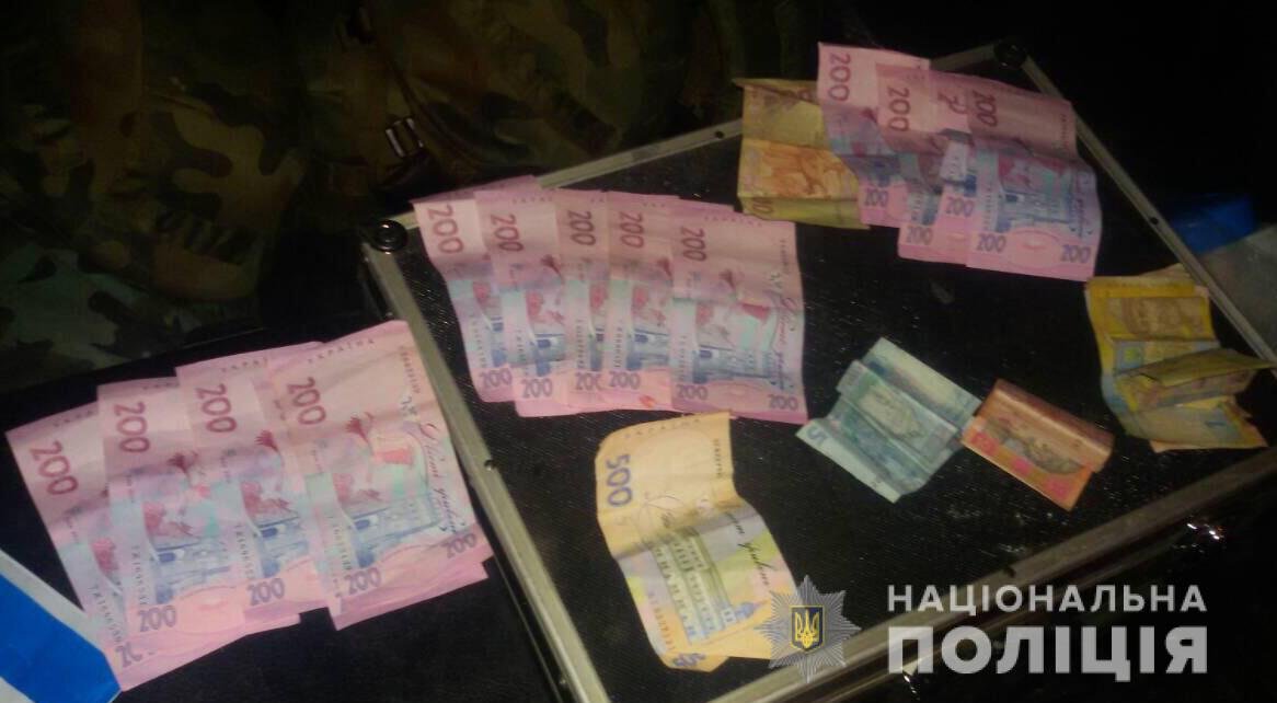 В Днепре злоумышленник вломился в квартиру, угрожал ножом хозяину и украл 3000 гривен В Днепре злоумышленник вломился в квартиру, угрожал ножом хозяину и украл 3000 гривен