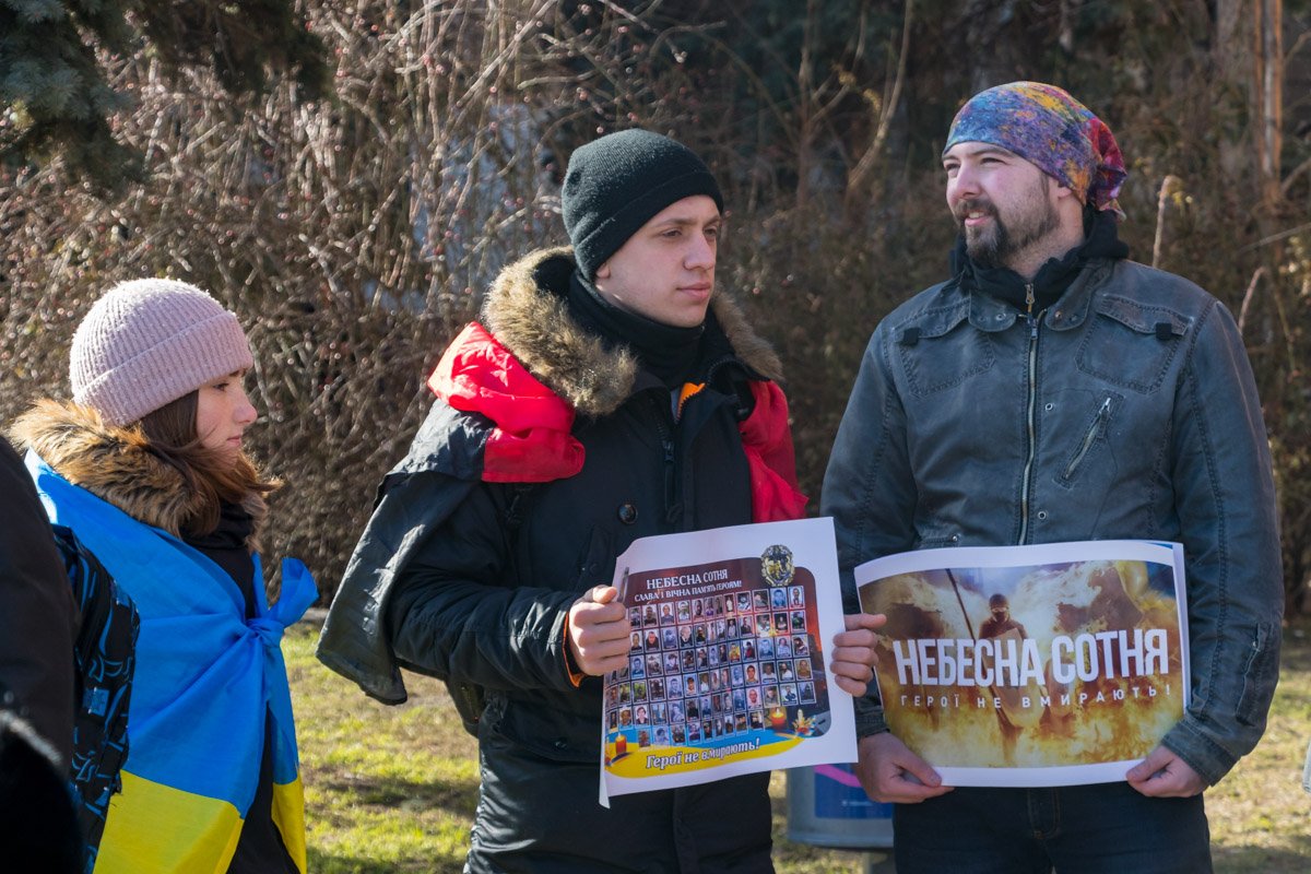 В 11:00 на площади Героев Майдана собрались активисты, чтобы  почтить память героев Революции Чести