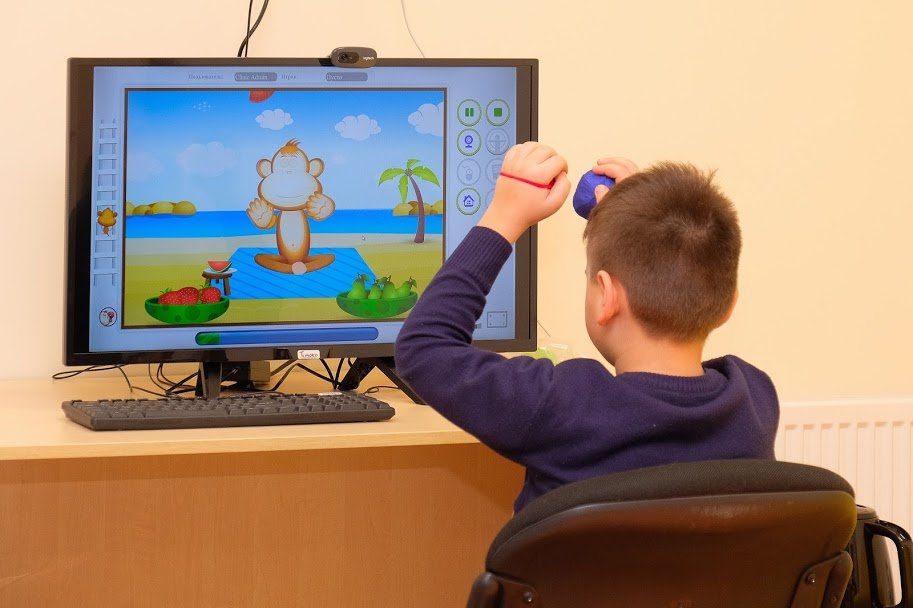 «Компьютерная» обезьянка на экране выполняет определенные движения «Компьютерная» обезьянка на экране выполняет определенные движения