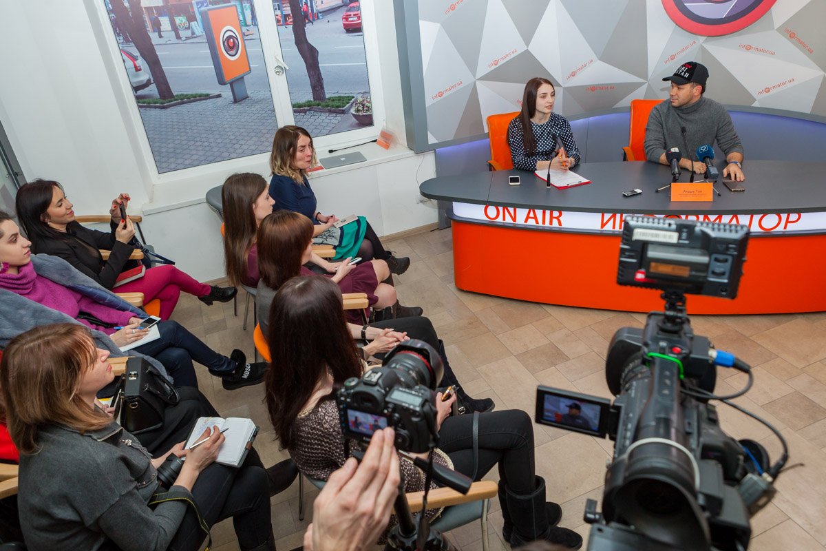 За несколько часов до начала мастер-класса Андре Тан заскочил в медиацентр Информатора