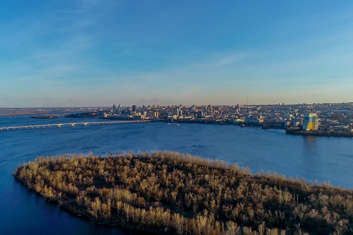 Этот остров вытянулся вдоль левого берега, восточнее Амурского моста