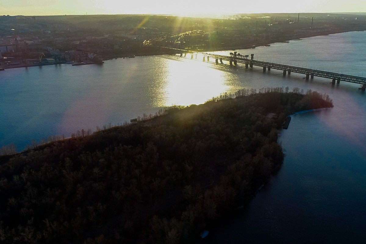 Его размер  - 800 метров в длину и 250-300 в ширину