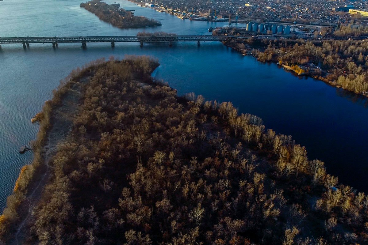 Там есть зона отдыха и заброшенный парк в запущенном состоянии
