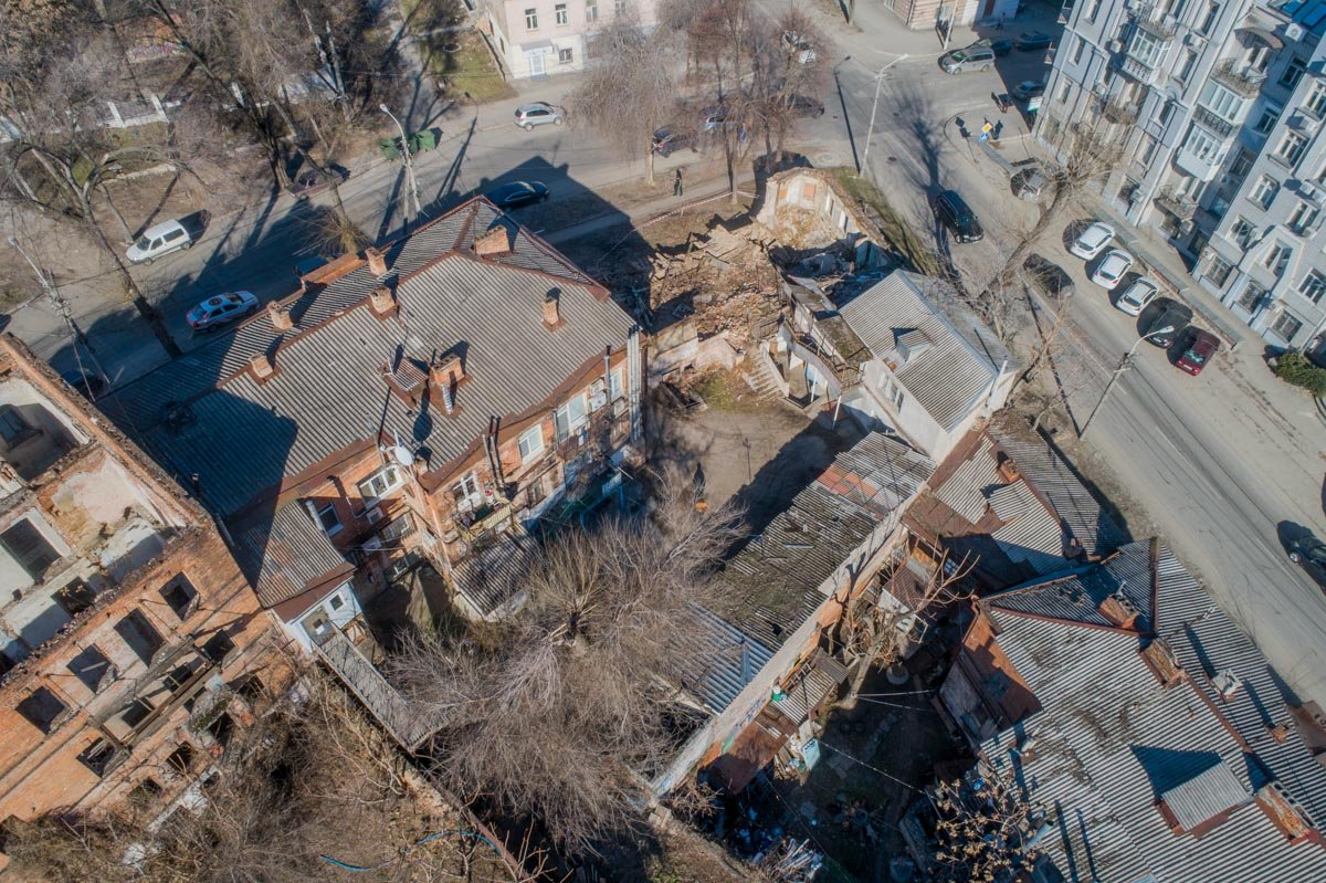 На углу Исполкомовской и Паторжинского расположился старый двухэтажный дом На углу Исполкомовской и Паторжинского расположился старый двухэтажный дом