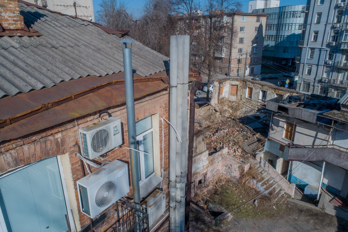 Когда-то он использовался как жилой, однако уже несколько лет здание стоит заброшенным Когда-то он использовался как жилой, однако уже несколько лет здание стоит заброшенным