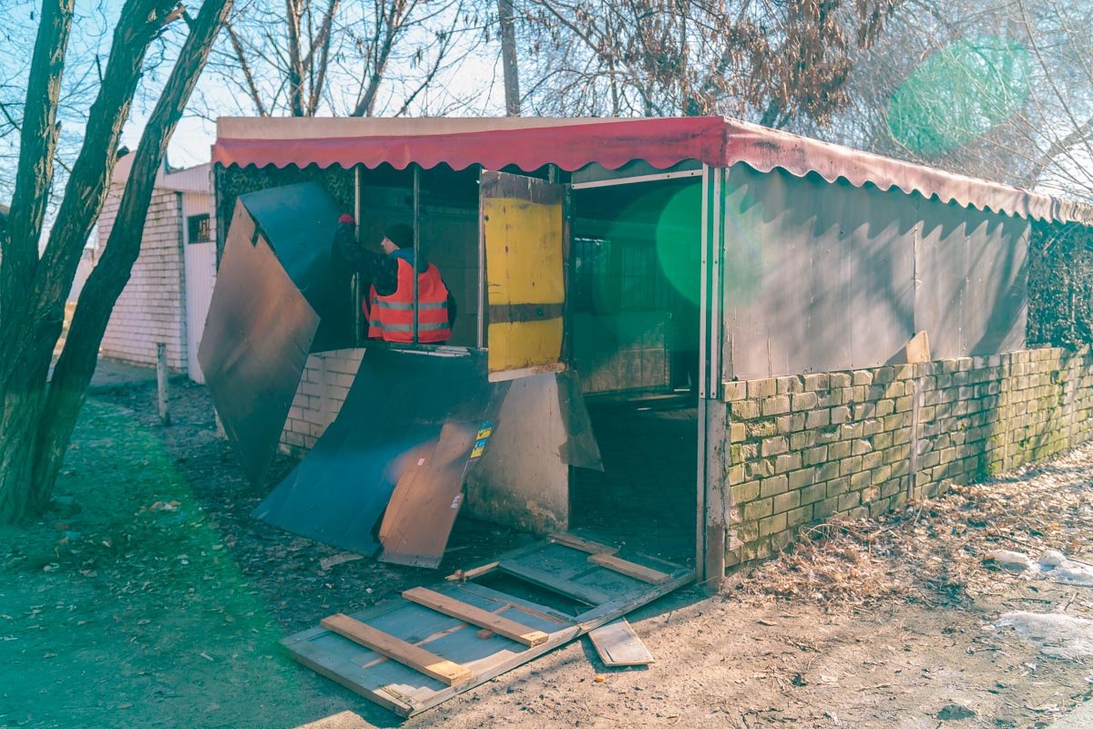 Для того, чтобы полностью разобрать террасу, коммунальщикам понадобилось несколько минут Для того, чтобы полностью разобрать террасу, коммунальщикам понадобилось несколько минут