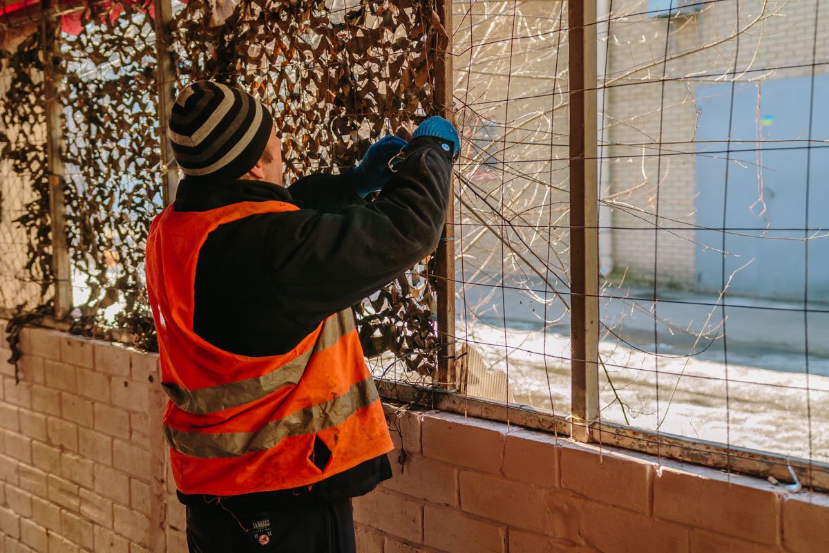 То, что здесь происходило по вечерам, скрывала плотная декоративная сетка То, что здесь происходило по вечерам, скрывала плотная декоративная сетка