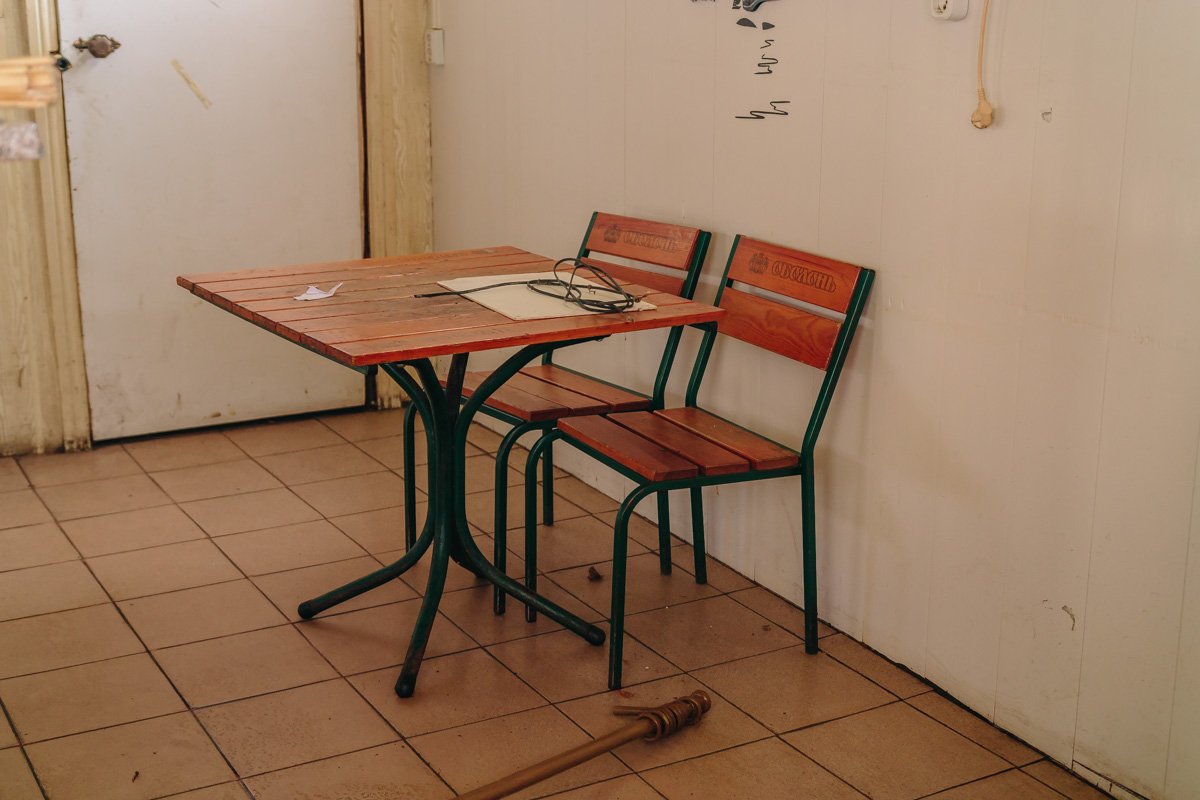 В том, что здесь наливали из-под полы - инфа 100 % В том, что здесь наливали из-под полы - инфа 100 %